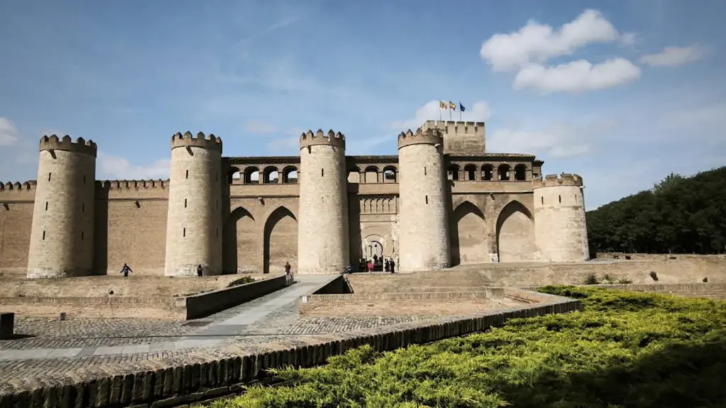Aljafería Zaragoza: La Aljafería de Zaragoza: lo que merece tu tiempo (y lo que no)